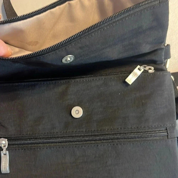 Baggallini Flip Zip Crossbody in black - Picture 7 of 7